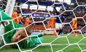 SOCCER/ Second-half goal frenzy lights up World Cup prospects for Dutch and Japan
                
                    June 15, 2026